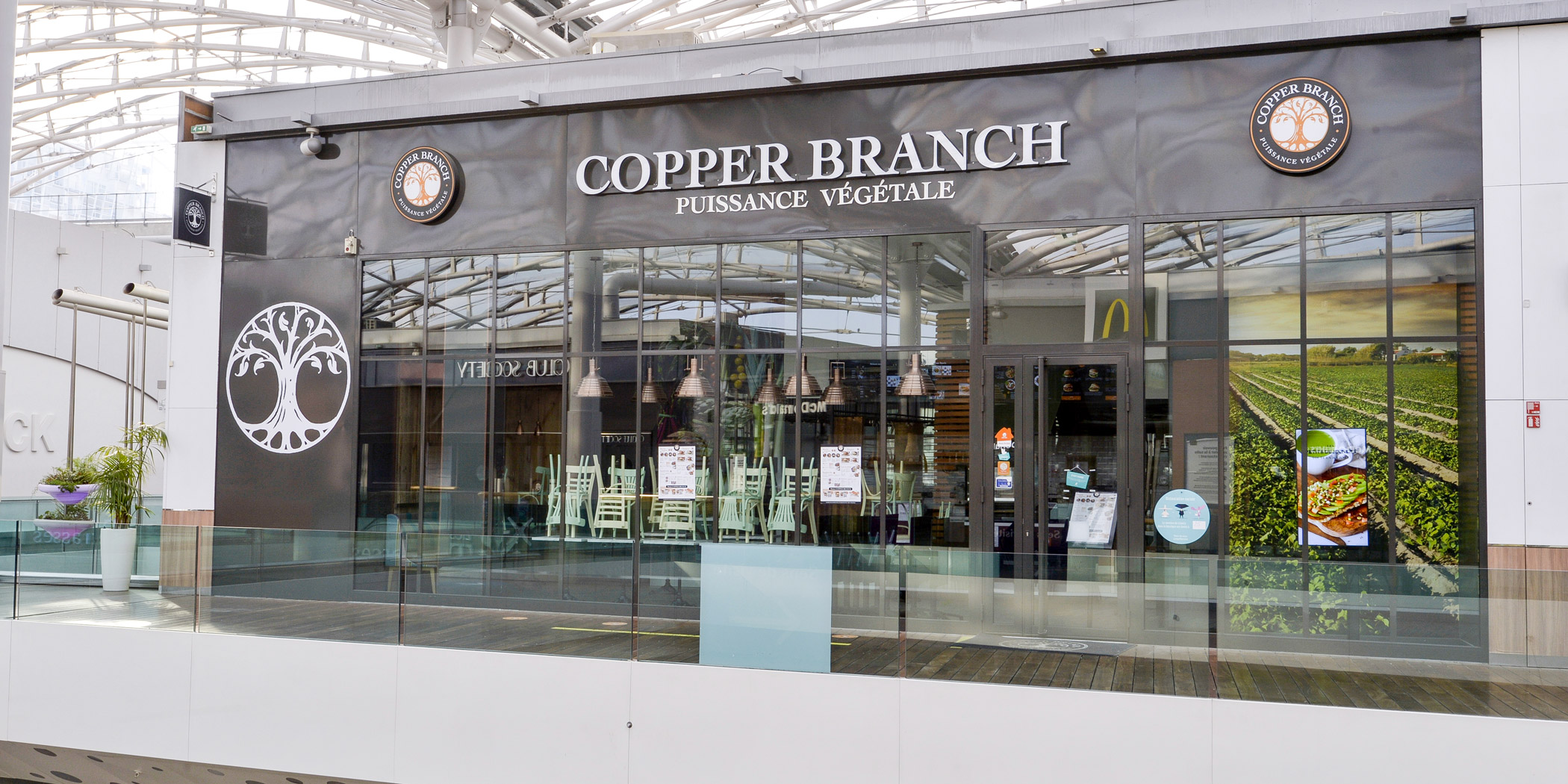 Vitrine en menuiserie aluminium pour Copper Branch un restaurant à Confluence