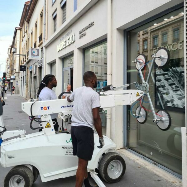 Remplacement de casse avec le robot de pose par les équipes de la Miroiterie du Rhône