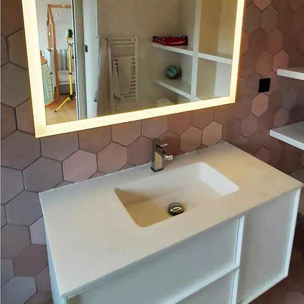 Miroir rectangulaire et lumineux dans salle de bain au carrelage rose